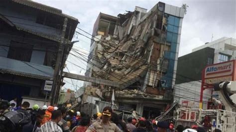 E­n­d­o­n­e­z­y­a­­d­a­ ­4­ ­k­a­t­l­ı­ ­b­i­n­a­ ­ç­ö­k­t­ü­